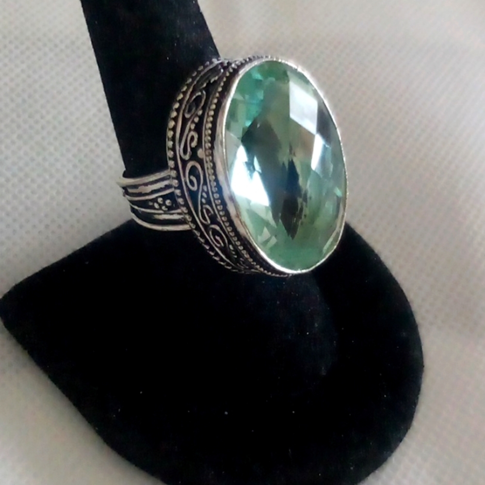 Beautiful sea blue faceted topaz cocktail ring Size 7🤗💍